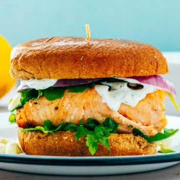 Salmon Sandwich with Dill Sauce